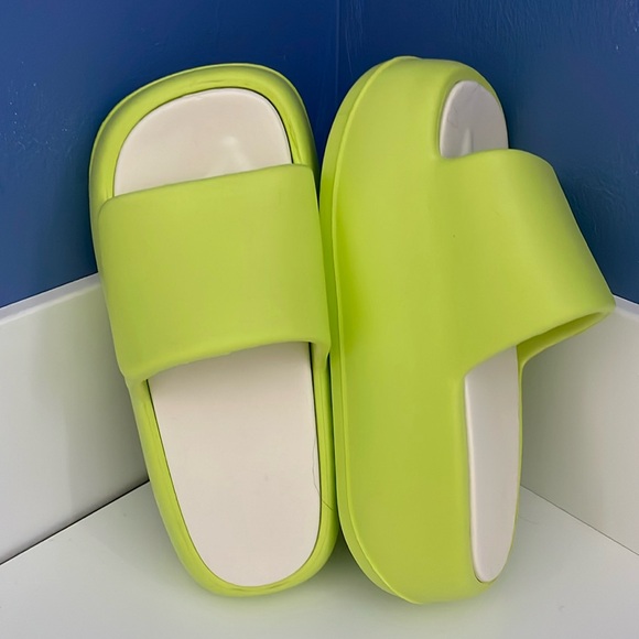 NEW 🆂🅾🅻🅳 Lime green platform pool slides beach shoes 7 chunky flatforms rare - Picture 4 of 10